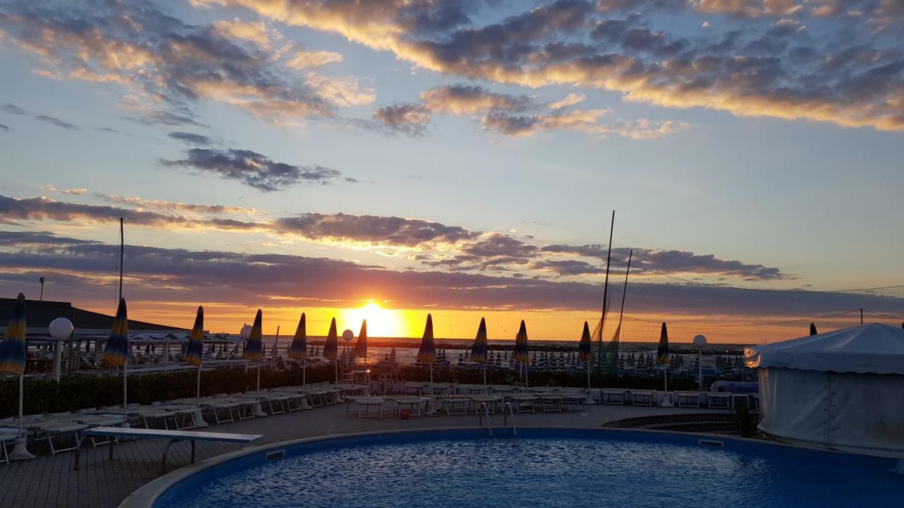 Hotel Marco Lido Di Savio Bagian luar foto