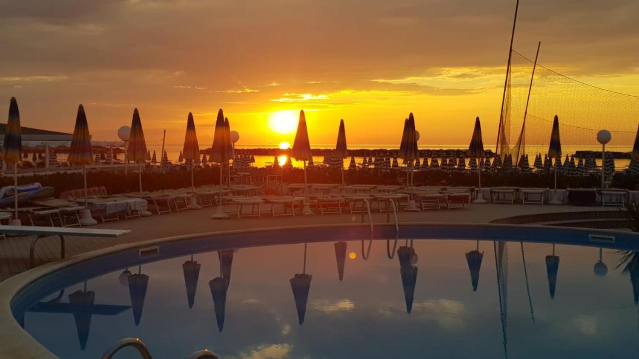 Hotel Marco Lido Di Savio Bagian luar foto